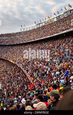 FANS, FC BARCELONA, TITELFEIER 2015: Die Tribüne sind voll für die Siegesparade. Barcelona-Fans im Camp Nou feiern stilvoll den Titel der La Liga. Das letzte Spiel der Saison 2014-15 in Spanien zwischen Barcelona FC und Deportivo de La Coruna im Camp Nou, Barcelona am 23. Mai 2015. Das Spiel endete mit 2:2. Barcelona feierte den Sieg des Meisterschaftstitels und das letzte Heimspiel von Legende Xavi. Deportiva bekam den Punkt, den sie brauchten, um Abstieg zu vermeiden. Foto: Rob Watkins Stockfoto