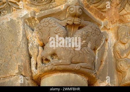 Löwen verschlingen einen Widder, Kirche von Santiago de Agüero, Agüero, Huesca, Spanien Stockfoto