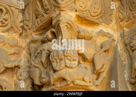 Löwen, die eine Ziege verschlingen, Kirche Santiago de Agüero, Agüero, Huesca, Spanien Stockfoto