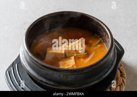 Holzkohle gegrillte Spareribs koreanisches Essen gegrillte Schweinebauchen mariniert gegrillte Schweinshaut Kimchi Eintopf, Bohnenpaste Eintopf Stockfoto