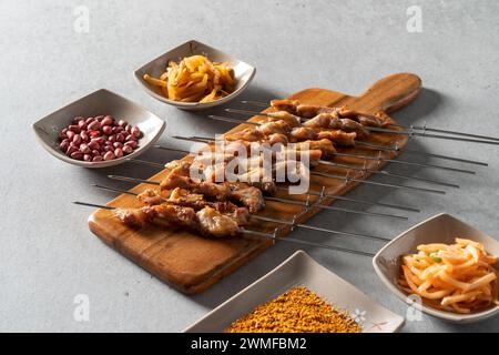 Gebratener Knorpel koreanisches Gericht Orgelspieße gegrillte Lammkoteletts Lammspieße Malatang Stockfoto