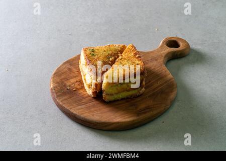 Mentaiko Ei Spam Musubi Koreanisches Essen Gericht gesalzener Pollackrogen. Spam Musubi Ei Spam Musubi French Toast Schlagsahne Beeren Compot im Hong Kong Stil Stockfoto