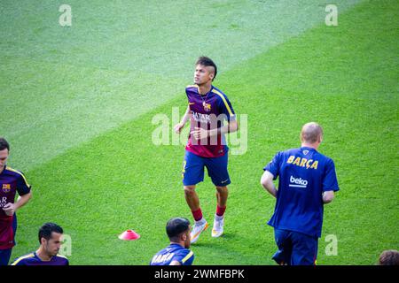 NEYMAR WARM UP, BARCELONA FC, TITELSPIEL 2015: Neymar blickt in den Himmel, während sich die Spieler in Barcelona vor dem Spiel aufwärmen. Die Mannschaft hat bereits den Titel der La Liga mit Stil gewonnen. Das letzte Spiel der Saison 2014-15 in Spanien zwischen Barcelona FC und Deportivo de La Coruna im Camp Nou, Barcelona am 23. Mai 2015. Das Spiel endete mit 2:2. Barcelona feierte den Sieg des Meisterschaftstitels und das letzte Heimspiel von Legende Xavi. Deportiva bekam den Punkt, den sie brauchten, um Abstieg zu vermeiden. Foto: Rob Watkins Stockfoto