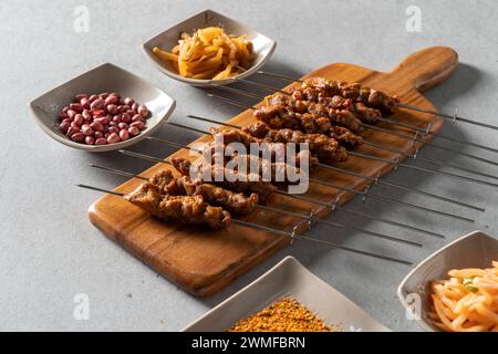 Gebratener Knorpel koreanisches Gericht Orgelspieße gegrillte Lammkoteletts Lammspieße Malatang Stockfoto