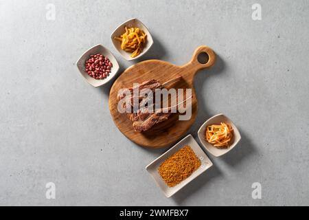 Gebratener Knorpel koreanisches Gericht Orgelspieße gegrillte Lammkoteletts Lammspieße Malatang Stockfoto