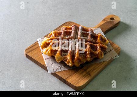 Mentaiko Ei Spam Musubi Koreanisches Essen Gericht gesalzener Pollackrogen. Spam Musubi Ei Spam Musubi French Toast Schlagsahne Beeren Compot im Hong Kong Stil Stockfoto