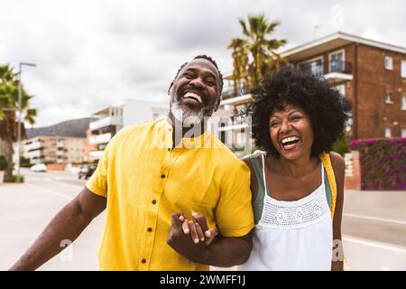 Wunderschönes reifes schwarzes Paar von Liebhabern, die sich am Meer treffen - verheiratetes afrikanisches Paar mittleren Alters, das sich im Freien verbündet und Spaß hat, Konzepte über rel Stockfoto