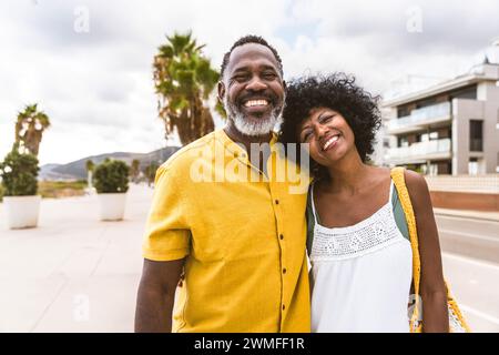 Wunderschönes reifes schwarzes Paar von Liebhabern, die sich am Meer treffen - verheiratetes afrikanisches Paar mittleren Alters, das sich im Freien verbündet und Spaß hat, Konzepte über rel Stockfoto