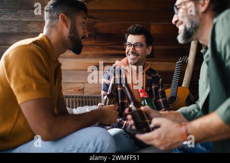 Die besten Freunde, die Bier trinken und reden. Begriff der männlichen Freundschaft, Bromanz. Stockfoto