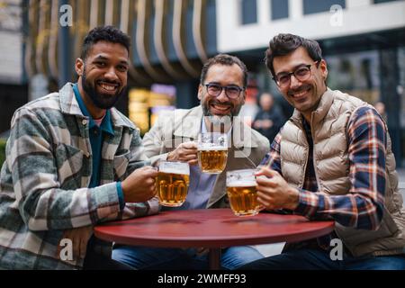 Die besten Freunde haben in der Stadt Bier getrunken und in der Bar geredet. Begriff der männlichen Freundschaft, Bromanz. Stockfoto