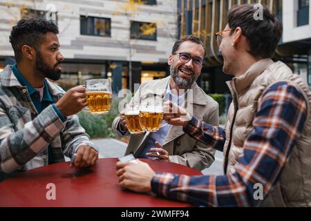 Die besten Freunde haben in der Stadt Bier getrunken und in der Bar geredet. Begriff der männlichen Freundschaft, Bromanz. Stockfoto