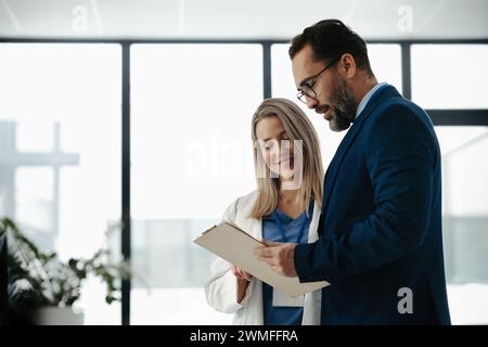 Pharmazeutische Vertreterin im Gespräch mit der Ärztin im Medizinhaus. Krankenhausdirektor Beratung mit medizinischem Personal. Stockfoto