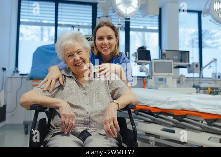 Porträt von Krankenschwester und Seniorin im Krankenhaus. Emotionale Unterstützung älterer Frauen. Stockfoto