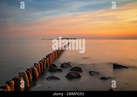 Sonnenuntergang in Dranske auf Rügen mit Blick über die Buhnen nach Hiddensee Stockfoto