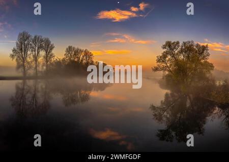 Ein schöner nebeliger Herbstmorgen auf der Ruhr bei Iserlohn. Fotografiert von Schoofs Brücke als Langzeitbelichtung. Pinke Wolken und eine tolle Reflexion Stockfoto