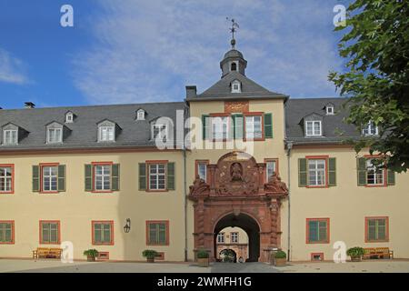 Innenhof mit Eingang und Portal mit Dekoration, Tor, Barock, Turm, Schloss, Bad Homburg, Taunus, Hessen, Deutschland Stockfoto