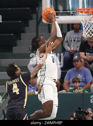 Kevin Cross (24), der aus Tulane Green Wave hervorgegangen ist, geht am Sonntag, den 25. Februar 2024, in der Fogleman Arena in New Orleans, Louisiana, zu einem Dunk. (Foto: Peter G. Forest/SIPA USA) Stockfoto