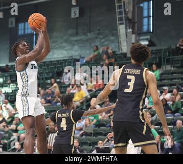 Sion James (1) erschießt einen Springer während eines Basketballspiels der American Athletic Conference in der Fogleman Arena in New Orleans, Louisiana, am Sonntag, den 25. Februar 2024. (Foto: Peter G. Forest/SIPA USA) Stockfoto