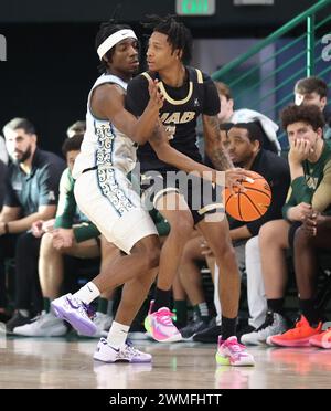 Kolby King (12) verteidigt Eric Gaines (4) während eines Basketballspiels der American Athletic Conference in der Fogleman Arena in New Orleans, Louisiana, am Sonntag, den 25. Februar 2024. (Foto: Peter G. Forest/SIPA USA) Stockfoto