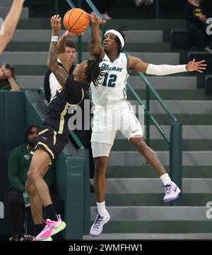 Kolby King (12) Blöcke Eric Gaines (4), der während eines Basketballspiels der American Athletic Conference in der Fogleman Arena in New Orleans, Louisiana am Sonntag, den 25. Februar 2024, geschossen wurde. (Foto: Peter G. Forest/SIPA USA) Stockfoto