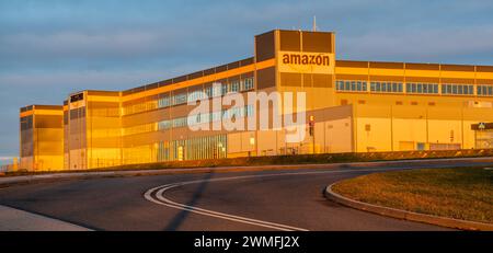 Lagerhalle und Straße des Logistikzentrums von Amazon Stockfoto