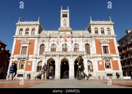 Valladolid, Spanien - 18. Februar 2024: Hauptfassade des Rathauses von Valladolid Stockfoto