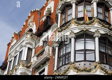 Valladolid, Spanien - 18. Februar 2024: Detail der modernistischen Casa del Principe, erbaut 1906 auf dem Paseo Recoletos in Valladolid Stockfoto