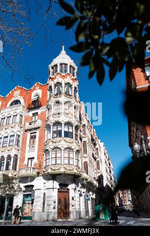 Valladolid, Spanien - 18. Februar 2024: Detail der modernistischen Casa del Principe, erbaut 1906 auf dem Paseo Recoletos in Valladolid Stockfoto