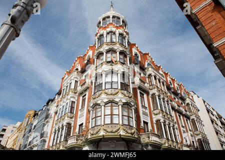 Valladolid, Spanien - 18. Februar 2024: Detail der modernistischen Casa del Principe, erbaut 1906 auf dem Paseo Recoletos in Valladolid Stockfoto