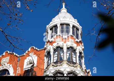 Valladolid, Spanien - 18. Februar 2024: Detail der modernistischen Casa del Principe, erbaut 1906 auf dem Paseo Recoletos in Valladolid Stockfoto