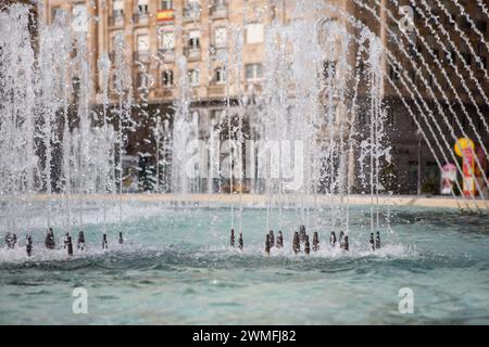 Detail des Wassers, das an einem sehr heißen Tag aus den Düsen eines Springbrunnens kommt Stockfoto