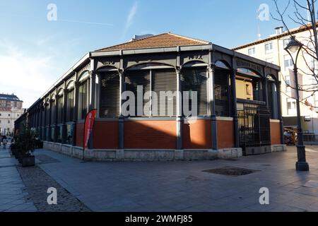 Valladolid, Spanien - 18. Februar 2024: Fassade des Val Market im Jahr 2016 restauriert Stockfoto