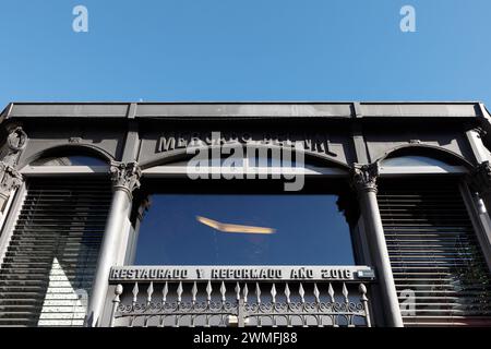 Valladolid, Spanien - 18. Februar 2024: Fassade des Val Market im Jahr 2016 restauriert Stockfoto