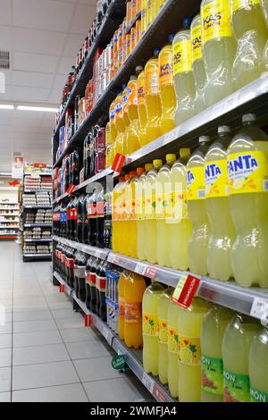 Valladolid, Spanien - 18. Februar 2024: Innenraum des Mercado del Val, Regal mit zuckerhaltigen Getränken verschiedener Marken Stockfoto