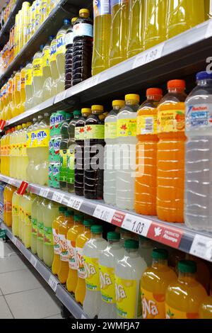 Valladolid, Spanien - 18. Februar 2024: Innenraum des Mercado del Val, Regal mit zuckerhaltigen Getränken verschiedener Marken Stockfoto