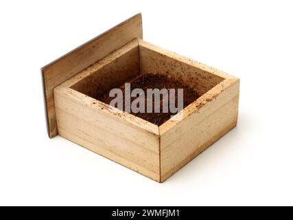 Nahaufnahme der Schublade der Kaffeemühle auf weißem Hintergrund Stockfoto