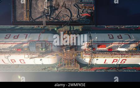 Blick von oben auf rot-weißes LPG-Tankschiff auf See bei Sonnenlicht Stockfoto