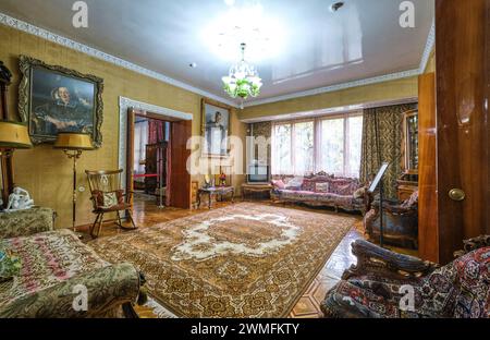 Blick von innen auf das reich dekorierte Wohn- und Wohnzimmer. Im Museum des kommunistischen Ersten Sekretärs Dinmukhamed Kunaev in Almaty, Kasachstan. Stockfoto