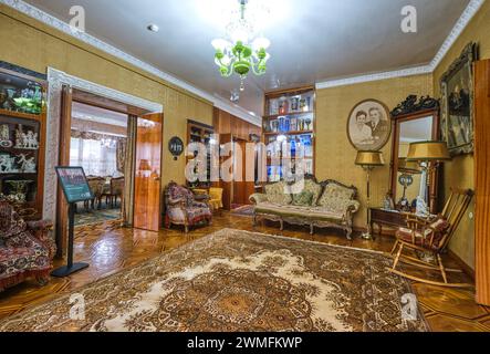 Blick von innen auf das reich dekorierte Wohn- und Wohnzimmer. Im Museum des kommunistischen Ersten Sekretärs Dinmukhamed Kunaev in Almaty, Kasachstan. Stockfoto