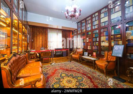 Innenansicht von Büro, Arbeitszimmer und Bibliotheksraum. Im Museum des kommunistischen Ersten Sekretärs Dinmukhamed Kunaev in Almaty, Kasachstan. Stockfoto