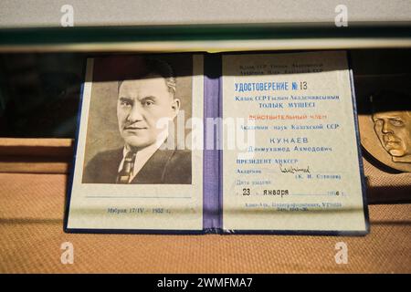 Einer von Kunajews UdSSR-Ausweisen. Im Museum des kommunistischen Ersten Sekretärs Dinmukhamed Kunaev in Almaty, Kasachstan. Stockfoto