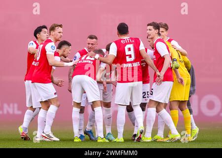 ALKMAAR, NIEDERLANDE - 25. FEBRUAR: Spieler von AZ Alkmaar in einem Scrum während des Eredivisie-Spiels von AZ Alkmaar und AFC Ajax im AFAS-Stadion am Februar Stockfoto