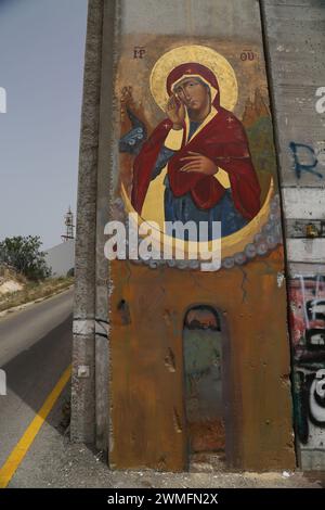 © Manoel Penicaud/Le Pictorium/MAXPPP - Bethleem 04/06/2014 Manoel Penicaud/Le Pictorium - 04/06/2014 - Cisjordanie/Bethleem - A l'entree de Bethleem, le mur de Separation ou de Protection EST devenu un lieu d'expressionspolique pour des artistes du monde monde entier (Tel Banksy, etc.). Le cas de l'icone 'Notre Dame qui fait Tomber les murs' Dessinee par Ian Knowles a cote du Check-Point EST emblematique de la mobilisation de la Figur de Marie, partagee par les chretiens et les musulmans. - /04/06/2014 - Westbank/Bethlehem - am Eingang von Bethlehem, der Mauer der Separatio Stockfoto