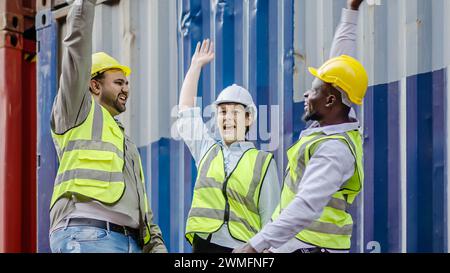 Das Team von fröhlichen Hafenarbeitern in einem Containerterminal. Thailand, Bangkok Stockfoto