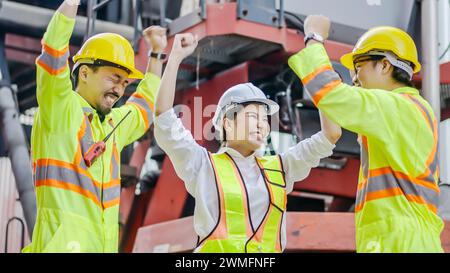 Das Team von fröhlichen Hafenarbeitern in einem Containerterminal. Thailand, Bangkok Stockfoto