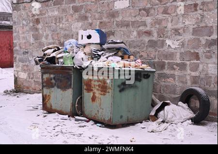 Mülltonnen sind voller Müll, voller Müll Stockfoto