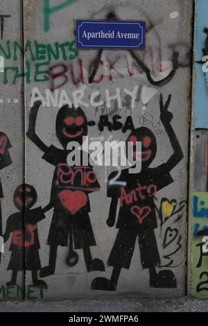 © Manoel Penicaud/Le Pictorium/MAXPPP - Bethleem 06/08/2015 Manoel Penicaud/Le Pictorium - 06/08/2015 - Cisjordanie/Bethleem - graffitis sur 'Apartheid Avenue' A l'entree de Bethleem, le mur de Separation ou de Protection EST devenu un lieu d'Expression politique pour des artistes du monde monde Monde entier (Tel Banksy usw.). Le cas de l'icone 'Notre Dame qui fait Tomber les murs' Dessinee par Ian Knowles a cote du Check-Point EST emblematique de la mobilisation de la Figur de Marie, partagee par les chretiens et les musulmans. - /06/08/2015 - West Bank/Bethlehem - Graffitis auf APA Stockfoto