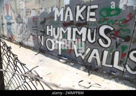 © Manoel Penicaud/Le Pictorium/MAXPPP - Bethleem 06/08/2015 Manoel Penicaud/Le Pictorium - 06/08/2015 - Cisjordanie/Bethleem - 'Make Hummus not walls', Graffiti de Benji Boyadgian. A l'entree de Bethleem, le mur de Separation ou de Protection EST devenu un lieu d'expressionspolique pour des artistes du monde entier (Tel Banksy usw.). Le cas de l'icone 'Notre Dame qui fait Tomber les murs' Dessinee par Ian Knowles a cote du Check-Point EST emblematique de la mobilisation de la Figur de Marie, partagee par les chretiens et les musulmans. - /06/08/2015 - West Bank/Bethlehem Stockfoto