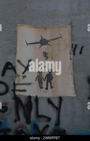 © Manoel Penicaud/Le Pictorium/MAXPPP - Bethleem 06/08/2015 Manoel Penicaud/Le Pictorium - 06/08/2015 - Cisjordanie/Bethleem - Graffiti sur le mur A l'entree de Bethleem, le mur de Separation ou de Protection EST devenu un lieu d'expression politique pour des artistes du monde monde entier (Banksy usw.). Le cas de l'icone 'Notre Dame qui fait Tomber les murs' Dessinee par Ian Knowles a cote du Check-Point EST emblematique de la mobilisation de la Figur de Marie, partagee par les chretiens et les musulmans. - /06/08/2015 - West Bank/Bethlehem - Graffiti an der Mauer am Stockfoto