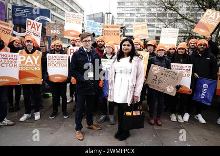 Dr. Robert Laurenson (links), Ko-Vorsitzender des Junior Doctors Committee der British Medical Association (BMA), und Dr. Sumi Manirajan (rechts) schließen sich während ihres anhaltenden Streits um die Bezahlung an. Bilddatum: Montag, 26. Februar 2024. Stockfoto